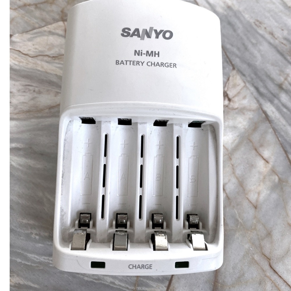 Sanyo Ni-MH Battery Charger White AA AAA Rechargeable Model NC-MQN06U